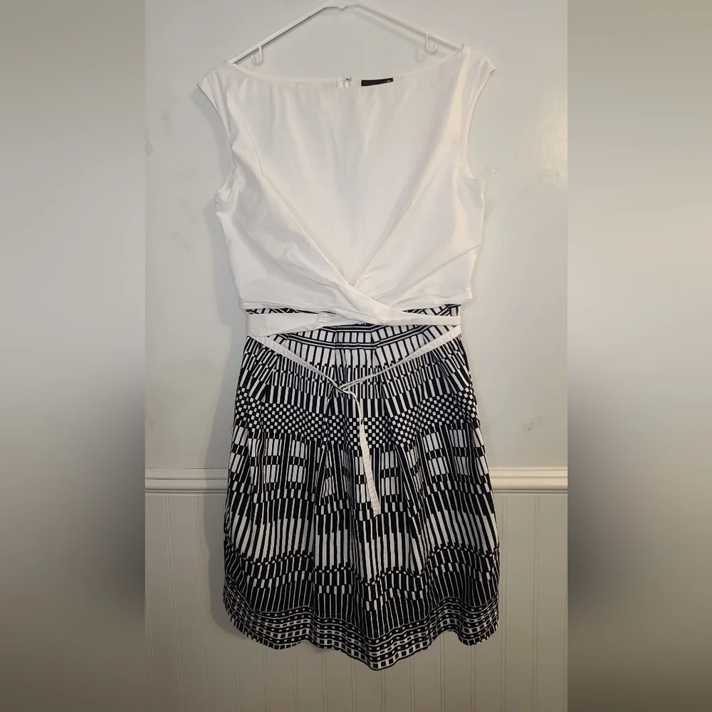 IROO Black and White Patterned Dress Size 40 (8-10) (M) Little Stain. See Photos